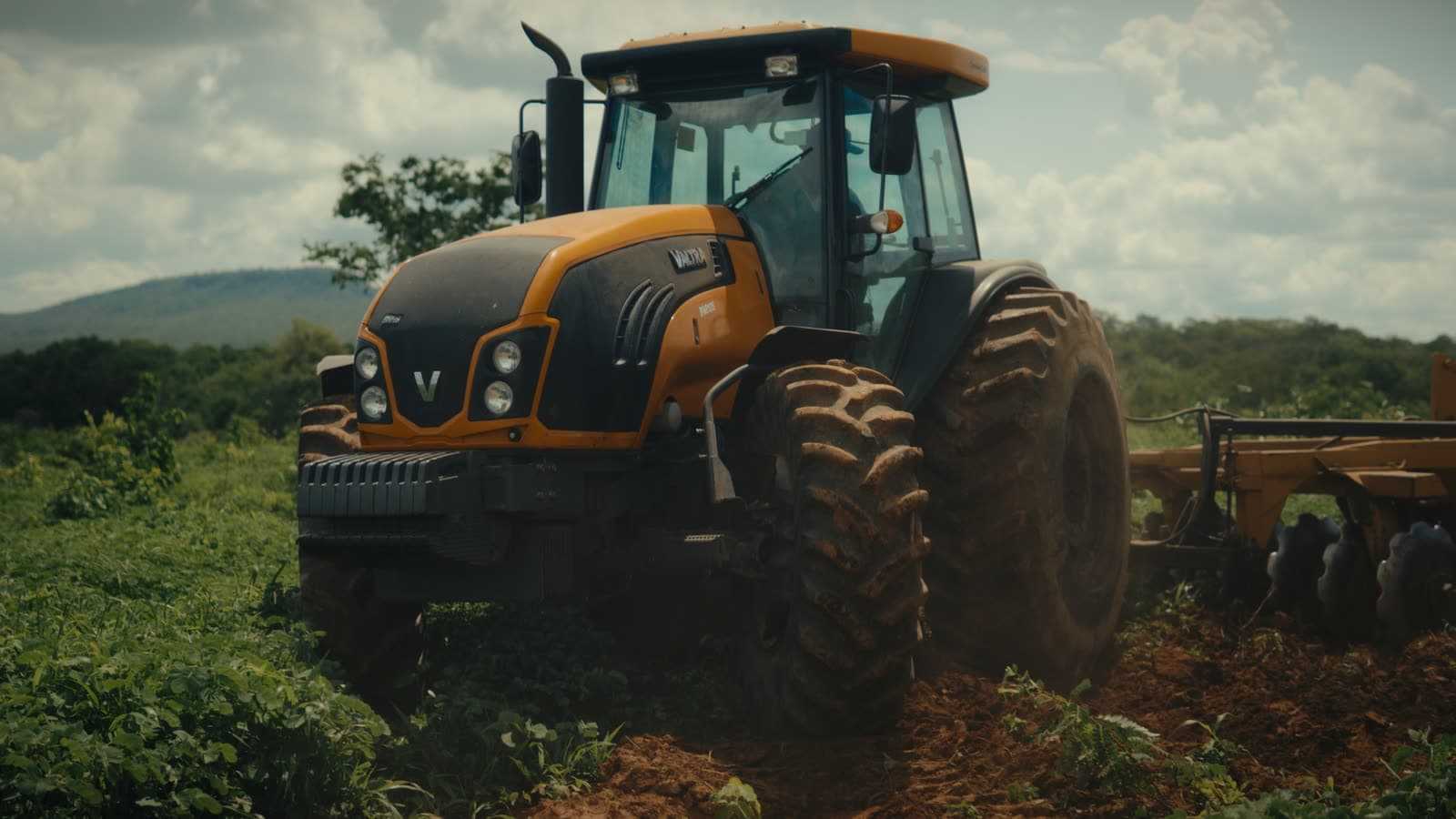 Trator em campo verde, do filme Fazenda Curral Velho para a Nossa Valtra.